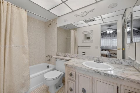 Condo in Lauderdale Lakes, Florida, 2 bedrooms  № 2014066 - photo 21