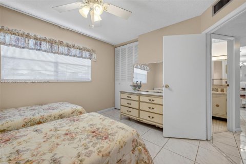 Condo in Lauderdale Lakes, Florida, 2 bedrooms  № 2014066 - photo 23