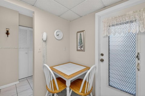 Condo in Lauderdale Lakes, Florida, 2 bedrooms  № 2014066 - photo 15