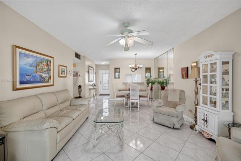 Condo in Lauderdale Lakes, Florida, 2 bedrooms  № 2014066 - photo 10