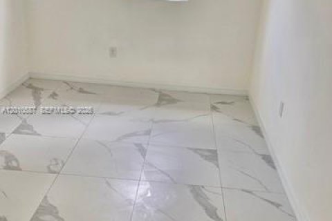 Commercial property in West Park, Florida 1 bedroom, 175.59 sq.m. № 2090843