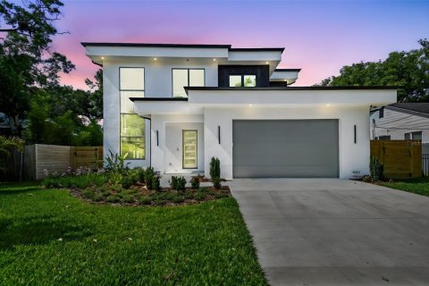 House in Tampa, Florida 4 bedrooms, 286.23 sq.m. № 1721225 - photo 1