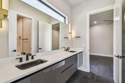 House in Tampa, Florida 4 bedrooms, 286.23 sq.m. № 1721225 - photo 25