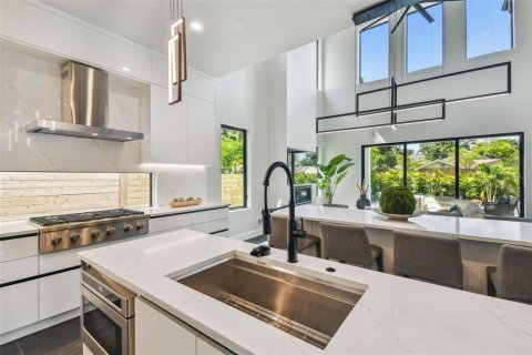 House in Tampa, Florida 4 bedrooms, 286.23 sq.m. № 1721225 - photo 11