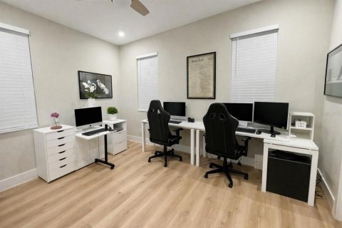 House in Orlando, Florida 4 bedrooms, 251.11 sq.m. № 2111307 - photo 20