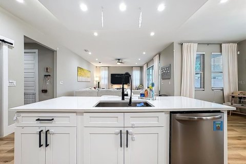 House in Orlando, Florida 4 bedrooms, 251.11 sq.m. № 2111307 - photo 9