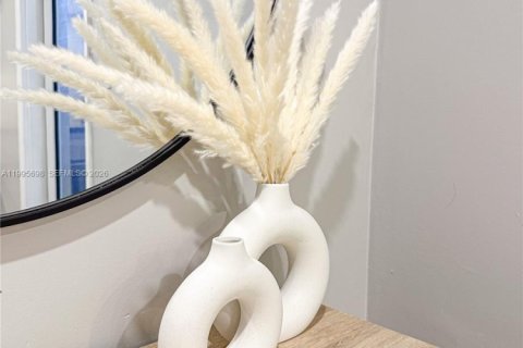 House in Miami, Florida 2 bedrooms, 111.48 sq.m. № 2058621 - photo 4