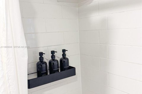 House in Miami, Florida 2 bedrooms, 111.48 sq.m. № 2058621 - photo 15