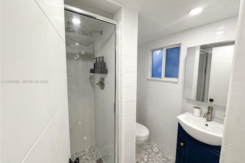 House in Miami, Florida 2 bedrooms, 111.48 sq.m. № 2058621 - photo 11