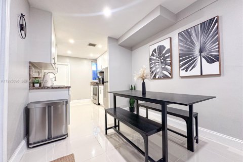 House in Miami, Florida 2 bedrooms, 111.48 sq.m. № 2058621 - photo 5