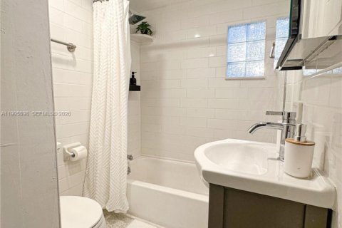 House in Miami, Florida 2 bedrooms, 111.48 sq.m. № 2058621 - photo 16