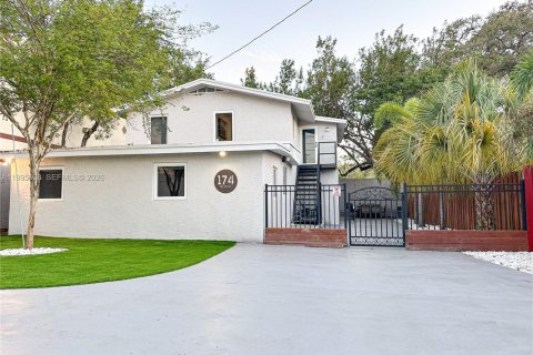 House in Miami, Florida 2 bedrooms, 111.48 sq.m. № 2058621 - photo 17