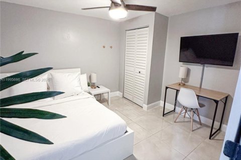House in Miami, Florida 2 bedrooms, 111.48 sq.m. № 2058621 - photo 14