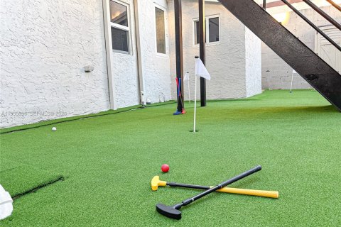 House in Miami, Florida 2 bedrooms, 111.48 sq.m. № 2058621 - photo 21