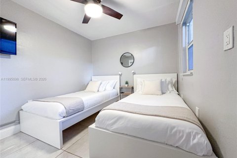 House in Miami, Florida 2 bedrooms, 111.48 sq.m. № 2058621 - photo 12