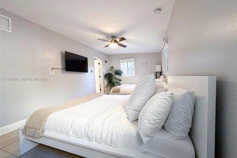 House in Miami, Florida 2 bedrooms, 111.48 sq.m. № 2058621 - photo 9