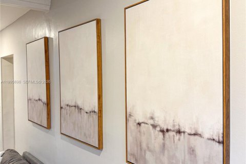 House in Miami, Florida 2 bedrooms, 111.48 sq.m. № 2058621 - photo 3