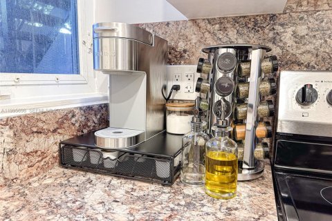 House in Miami, Florida 2 bedrooms, 111.48 sq.m. № 2058621 - photo 8