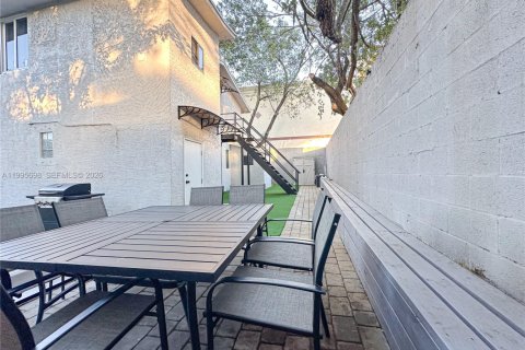 House in Miami, Florida 2 bedrooms, 111.48 sq.m. № 2058621 - photo 19