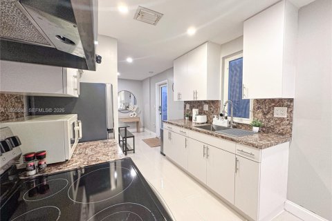 House in Miami, Florida 2 bedrooms, 111.48 sq.m. № 2058621 - photo 7