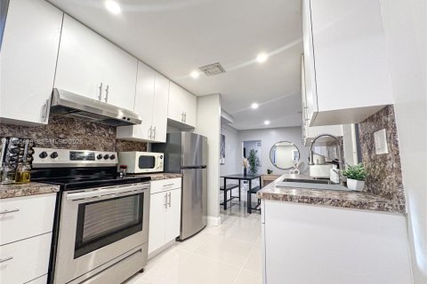 House in Miami, Florida 2 bedrooms, 111.48 sq.m. № 2058621 - photo 6