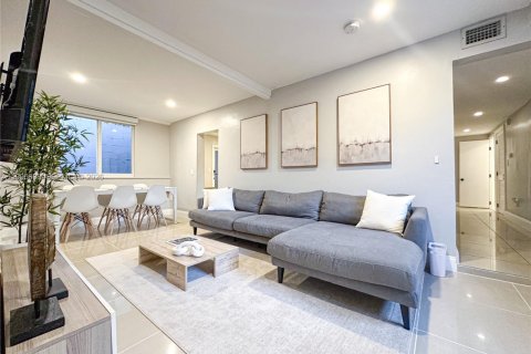 House in Miami, Florida 2 bedrooms, 111.48 sq.m. № 2058621