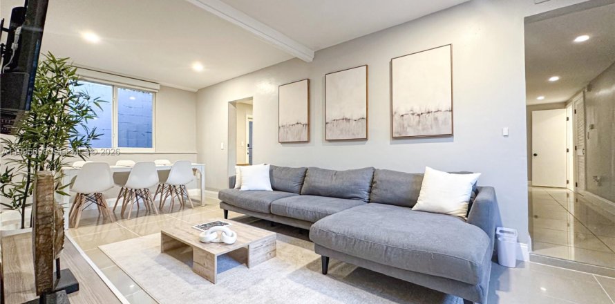 House in Miami, Florida 2 bedrooms, 111.48 sq.m. № 2058621