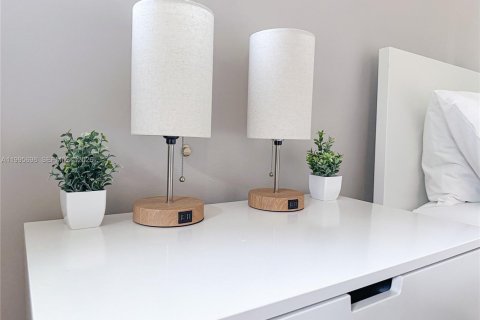 House in Miami, Florida 2 bedrooms, 111.48 sq.m. № 2058621 - photo 10