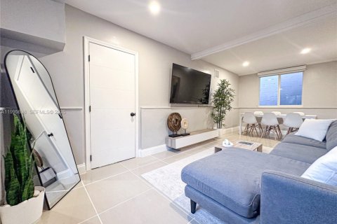 House in Miami, Florida 2 bedrooms, 111.48 sq.m. № 2058621 - photo 2