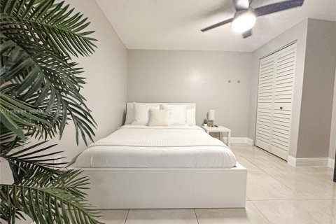 House in Miami, Florida 2 bedrooms, 111.48 sq.m. № 2058621 - photo 13