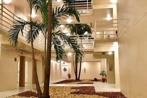 Condominio en venta en Miami, Florida, 1 dormitorio, 66.89 m2 № 2009970 - foto 2