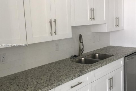 Condominio en alquiler en Hallandale Beach, Florida, 2 dormitorios, 133.78 m2 № 2011174 - foto 9