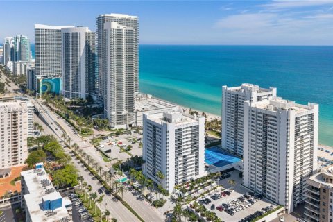 Condominio en alquiler en Hallandale Beach, Florida, 2 dormitorios, 133.78 m2 № 2011174 - foto 2
