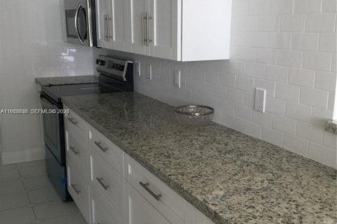 Condominio en alquiler en Hallandale Beach, Florida, 2 dormitorios, 133.78 m2 № 2011174 - foto 11