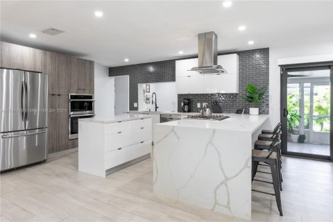 Villa ou maison à louer à Miami, Floride: 4 chambres, 208.1 m2 № 1860512 - photo 2