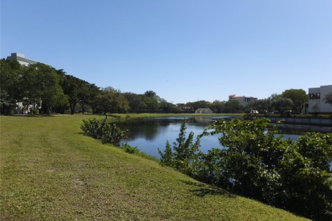 Condo in Pompano Beach, Florida, 1 bedroom  № 1026245 - photo 1