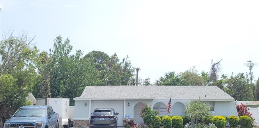 House in Port Richey, Florida 3 bedrooms, 110.65 sq.m. № 1740771