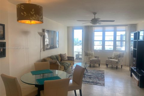 Copropriété à louer à Miami Beach, Floride: 2 chambres, 78.97 m2 № 1973840 - photo 1