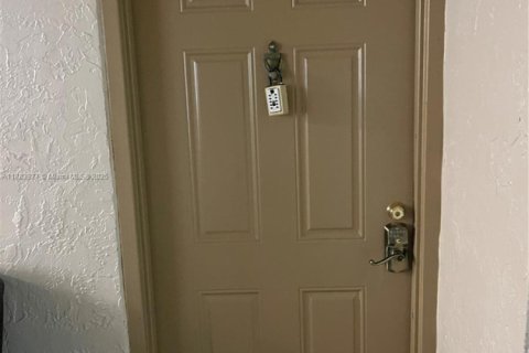 Condominio en alquiler en Miami, Florida, 2 dormitorios, 82.4 m2 № 1932573 - foto 2