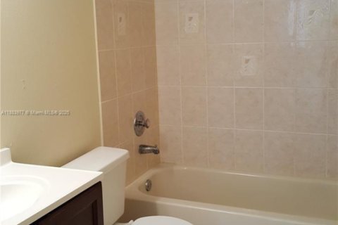 Condominio en alquiler en Miami, Florida, 2 dormitorios, 82.4 m2 № 1932573 - foto 13