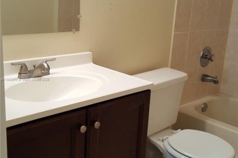 Condominio en alquiler en Miami, Florida, 2 dormitorios, 82.4 m2 № 1932573 - foto 14