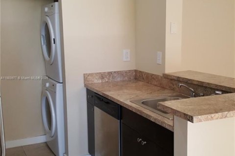 Condominio en alquiler en Miami, Florida, 2 dormitorios, 82.4 m2 № 1932573 - foto 6