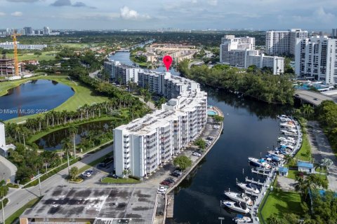 Copropriété à vendre à Hallandale Beach, Floride: 2 chambres, 106.84 m2 № 1945788 - photo 1