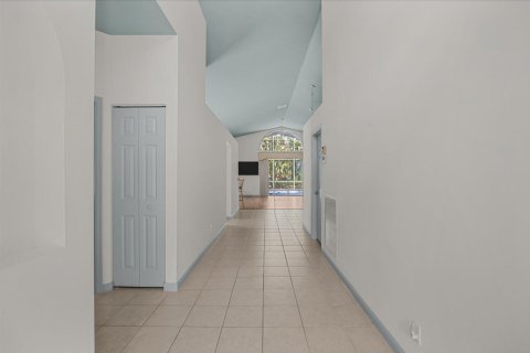 House in Port St. Lucie, Florida 3 bedrooms, 198.07 sq.m. № 2400509 - photo 6