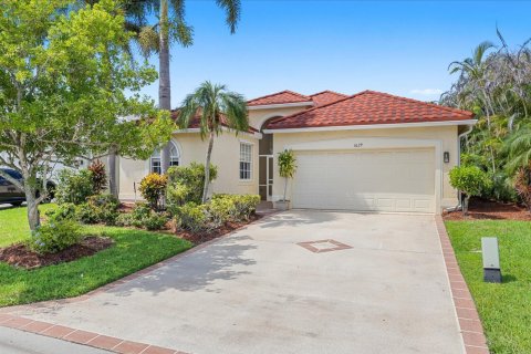 House in Port St. Lucie, Florida 3 bedrooms, 198.07 sq.m. № 2400509