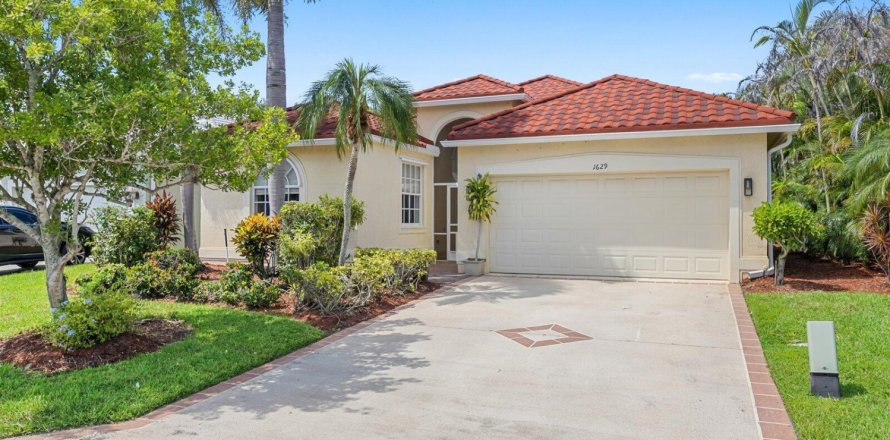 House in Port St. Lucie, Florida 3 bedrooms, 198.07 sq.m. № 2400509