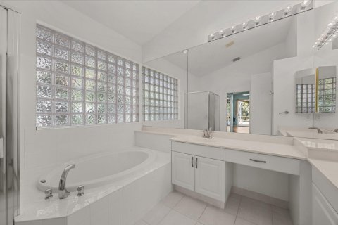 House in Port St. Lucie, Florida 3 bedrooms, 198.07 sq.m. № 2400509 - photo 23