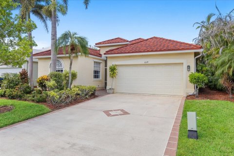 House in Port St. Lucie, Florida 3 bedrooms, 198.07 sq.m. № 2400509 - photo 2