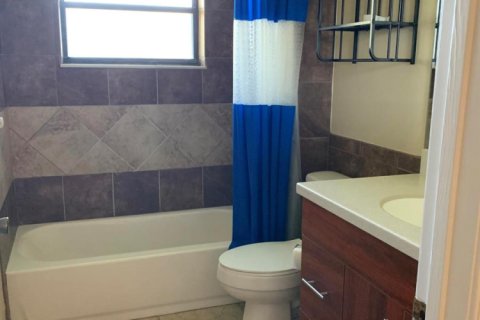 Condo in Stuart, Florida, 2 bedrooms  № 2378665 - photo 12