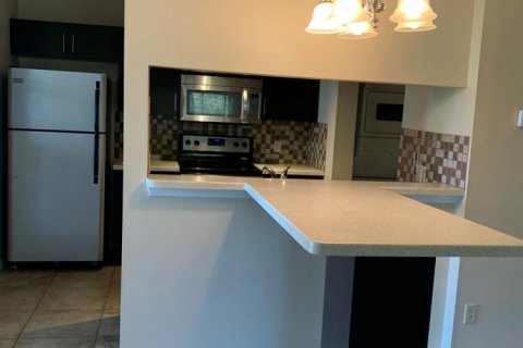 Condo in Stuart, Florida, 2 bedrooms  № 2378665 - photo 9